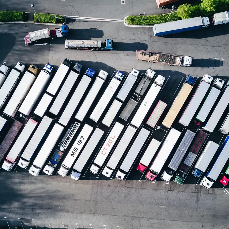 Parkplatz mit Sattelaufliegern aus der Luft
