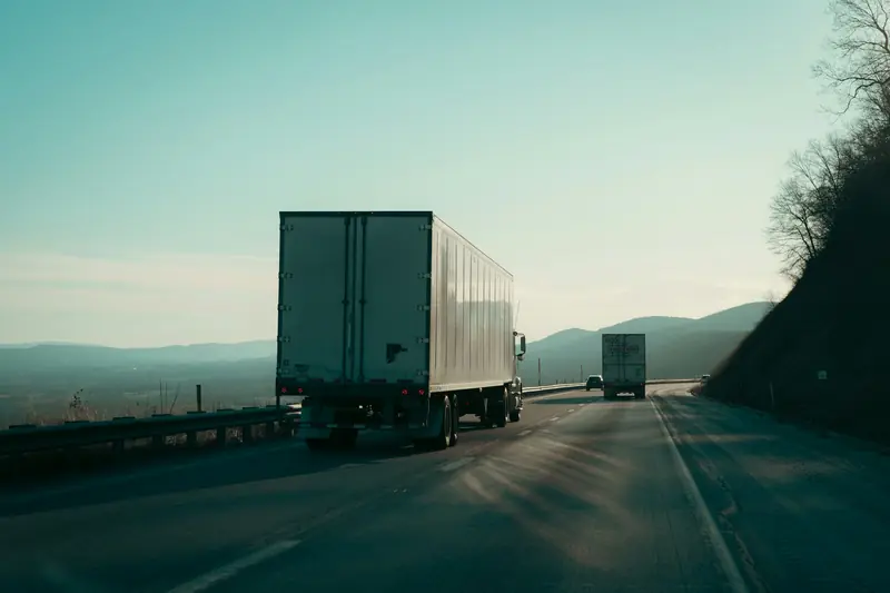 Sattelzug auf der Autobahn bei Sonnenuntergang