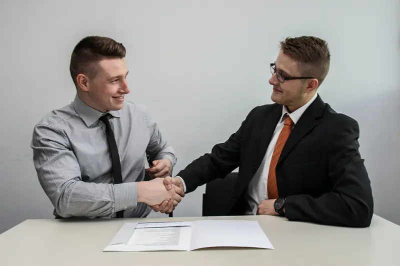 Doi parteneri discuta un contract