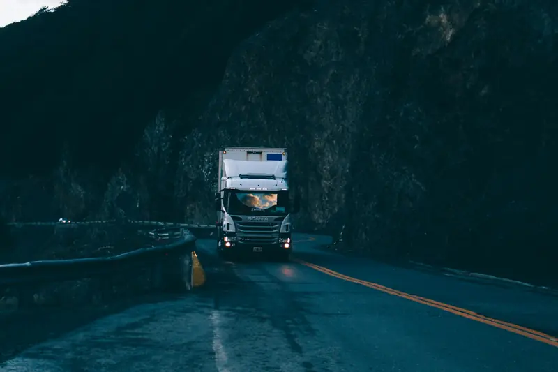 Lkw auf einer Bergstraße in der Dämmerung