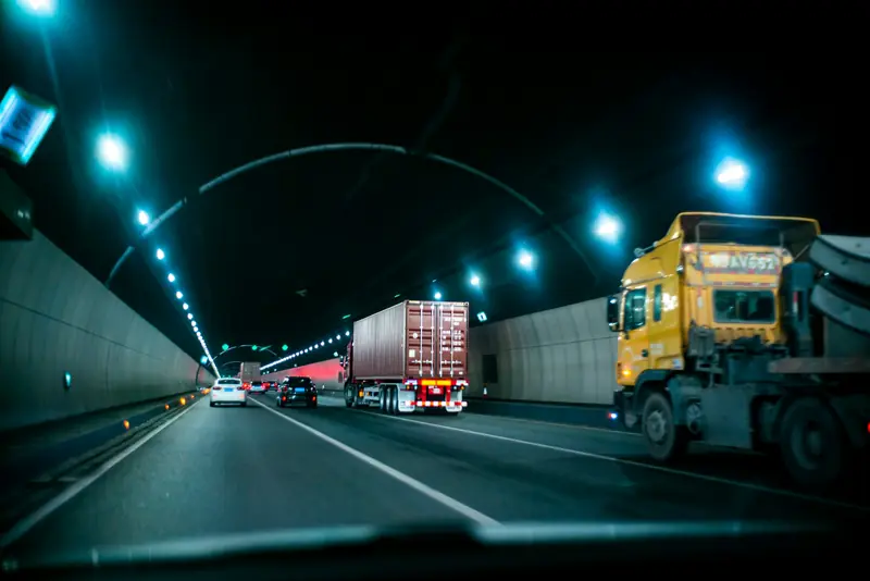Camioane intr-un tunel de autostrada, noaptea